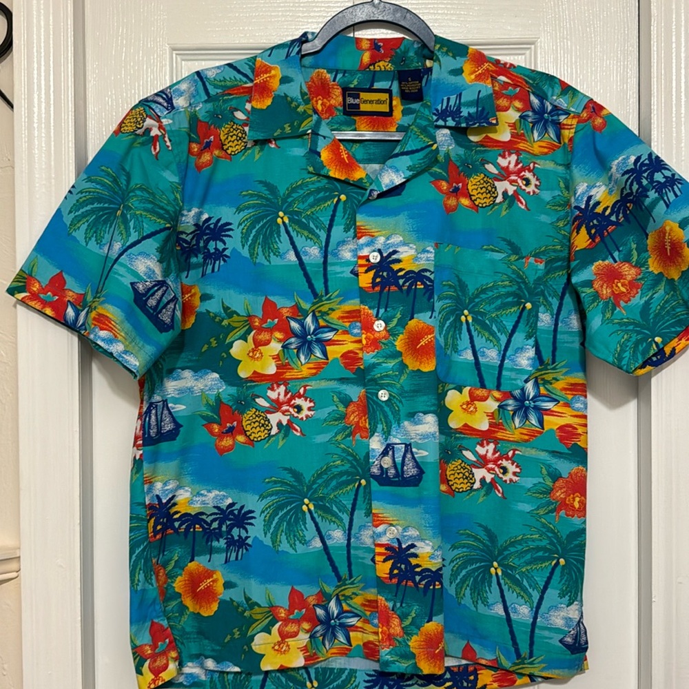 Men’s casual button down shirt with tropical palm trees and floral pattern.